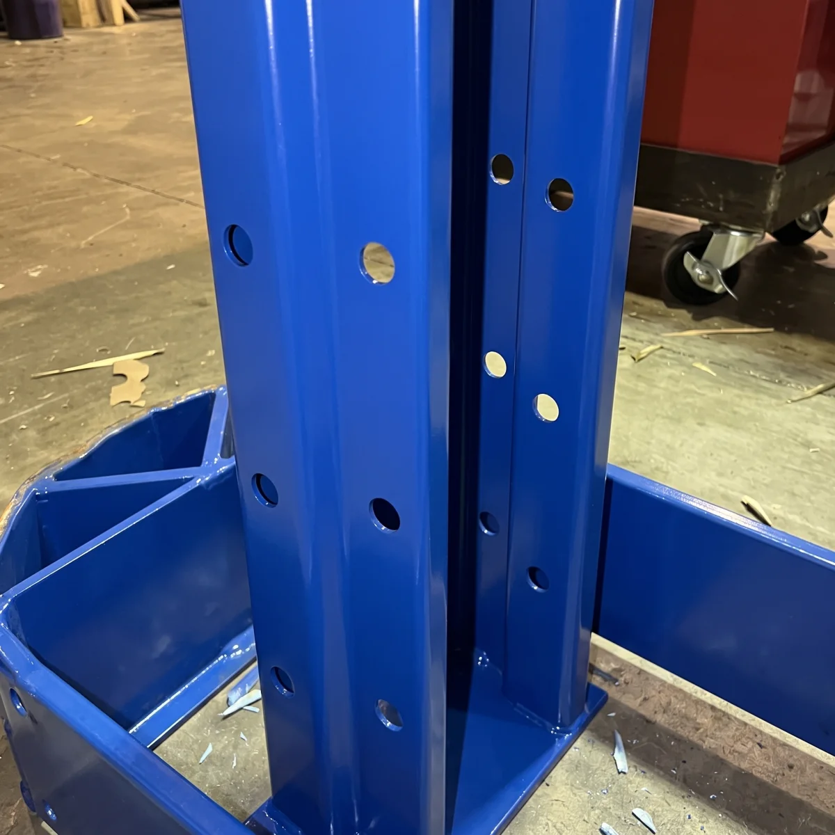 El mismo puntal azul tras sustituir el tramo dañado