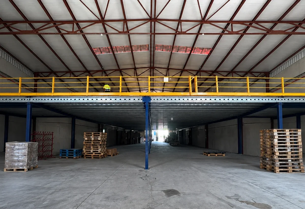 Entreplanta metálica sobre zona de palés