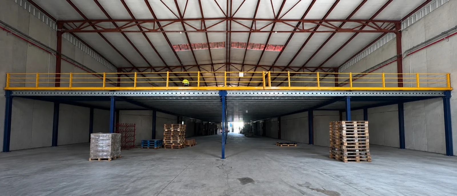 Entreplanta metálica sobre zona de palés