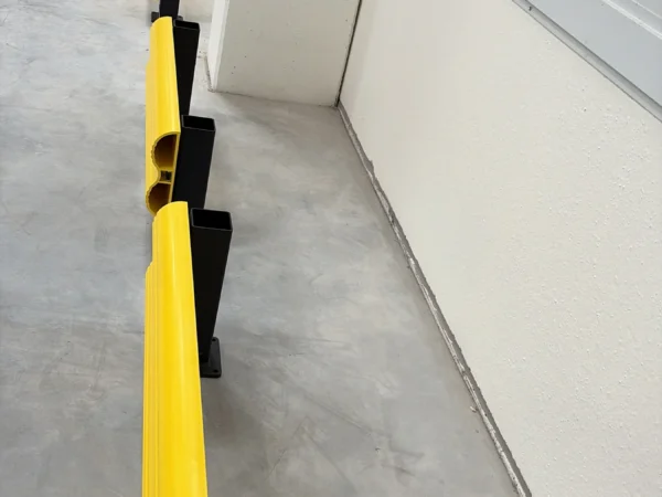 Fila de barreras de polímero a lo largo de la pared de muelles de una nave nueva