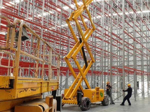 Montadores colocando bastidores galvanizados con plataformas de tijera