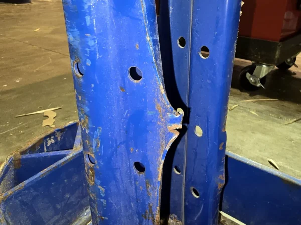 Puntal de estantería cortado por un impacto