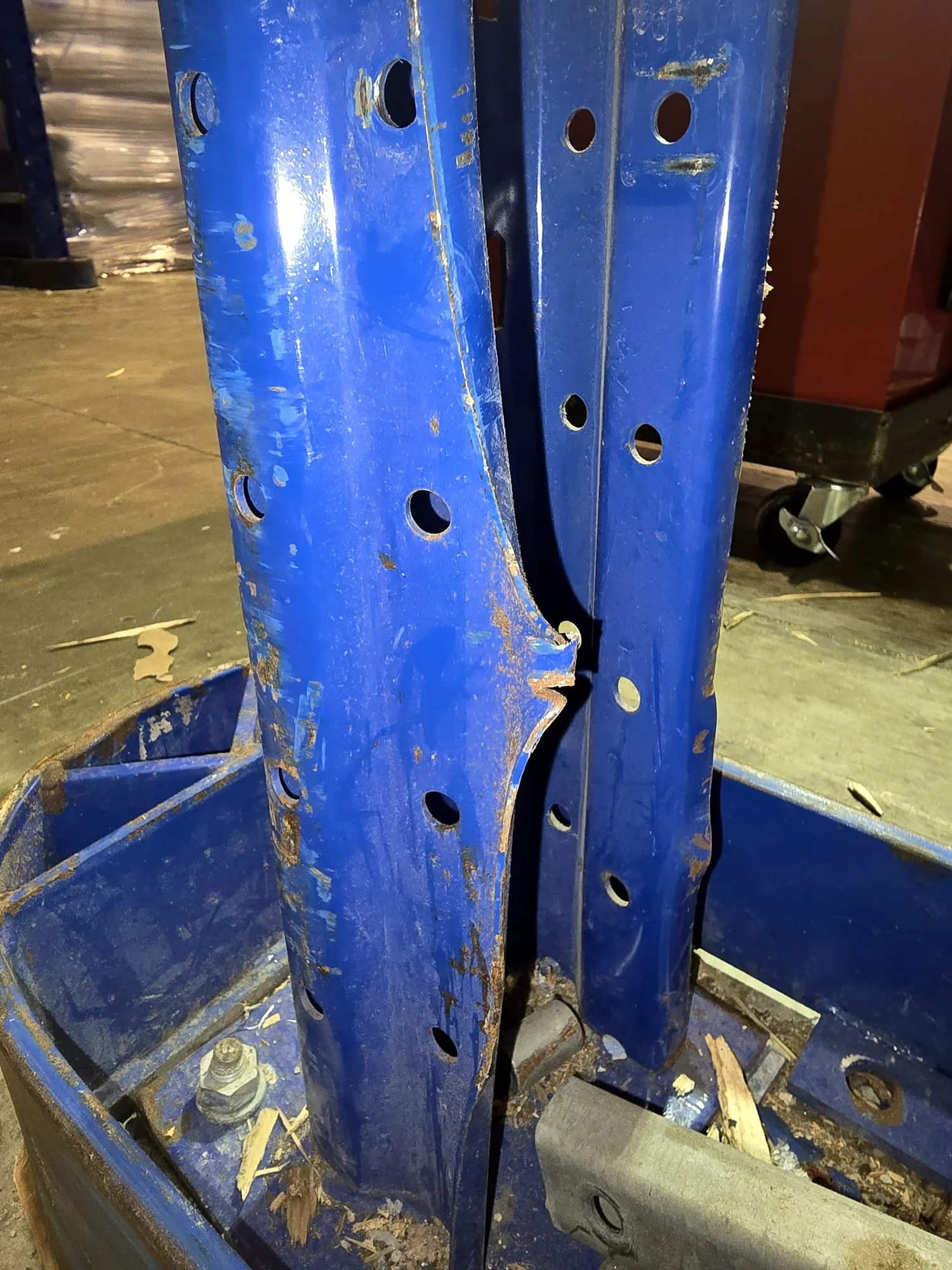 Puntal azul con el tramo inferior dañado antes de sustituirlo