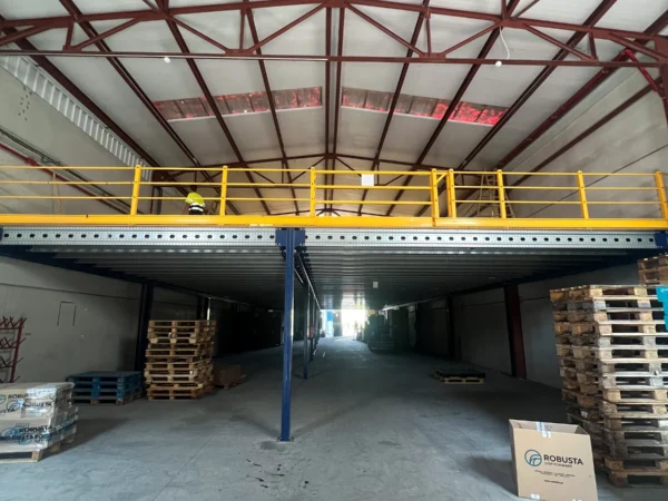 Entreplanta metálica con barandilla en una nave industrial