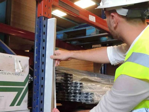 Técnico de Almar-Rack comprobando la verticalidad de un puntal con una regla durante una inspección