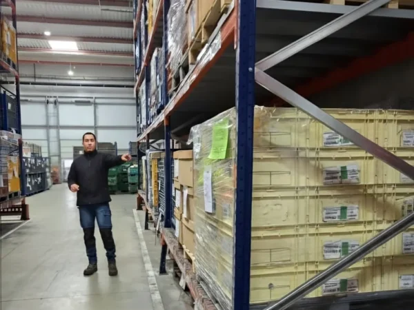Técnicos revisando un nivel de estantería