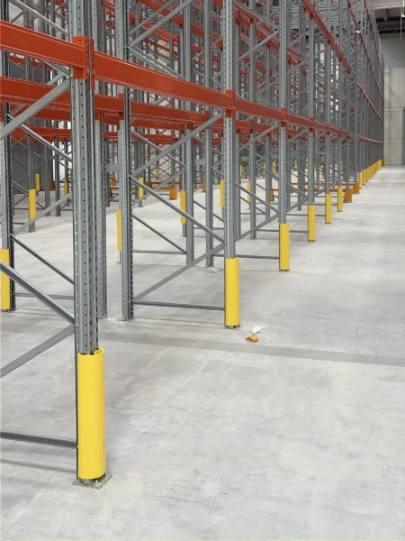 Paletización convencional recién montada con protectores de puntal amarillos en una nave nueva