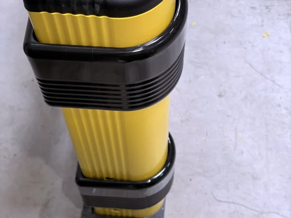 Detalle de bolardo anclado