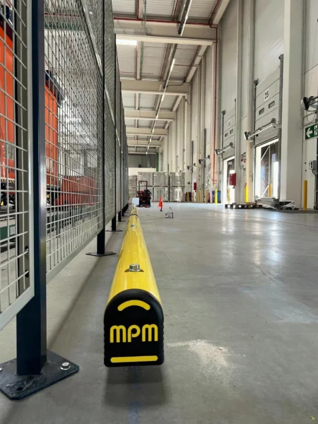 Cabecera de pasillo con protección en nave logística