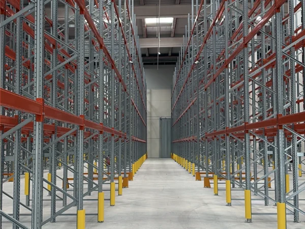 Pasillo con protectores de puntal en todos los bastidores