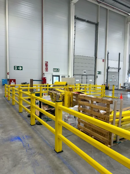 Barandillas de paso peatonal en planta industrial