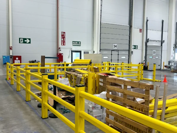 Barandillas de paso peatonal en planta industrial